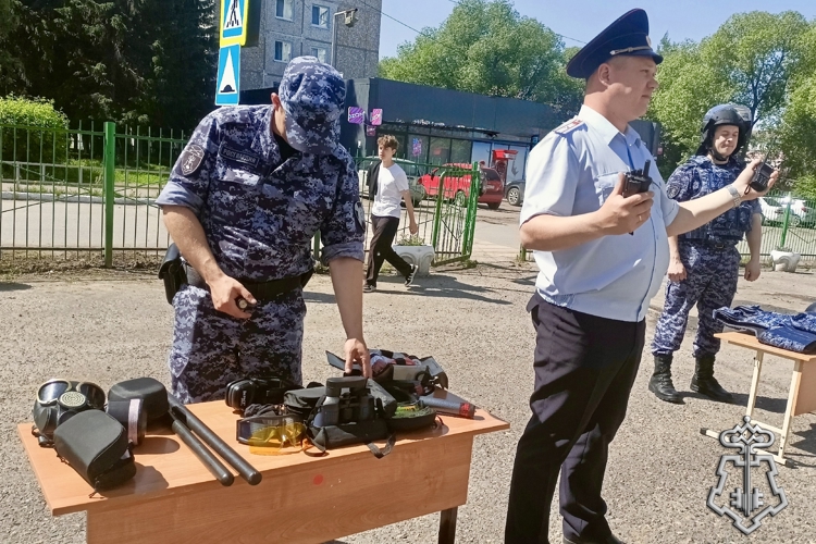 Сотрудники Росгвардии провели урок мужества для школьников в Омской области