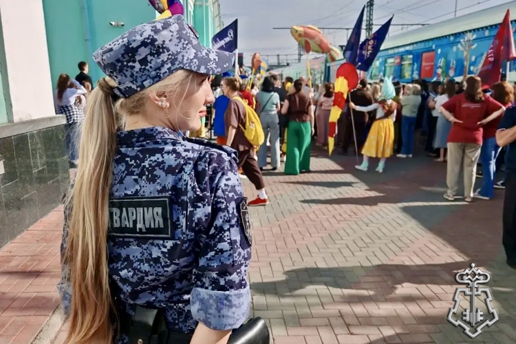 Сотрудники Росгвардии обеспечили безопасность прибытия Театрального поезда на перрон в Омске