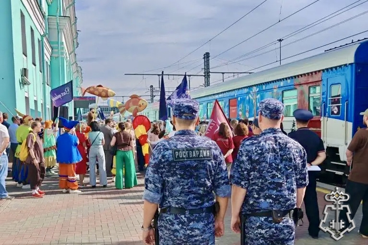 Сотрудники Росгвардии обеспечили безопасность прибытия Театрального поезда на перрон в Омске