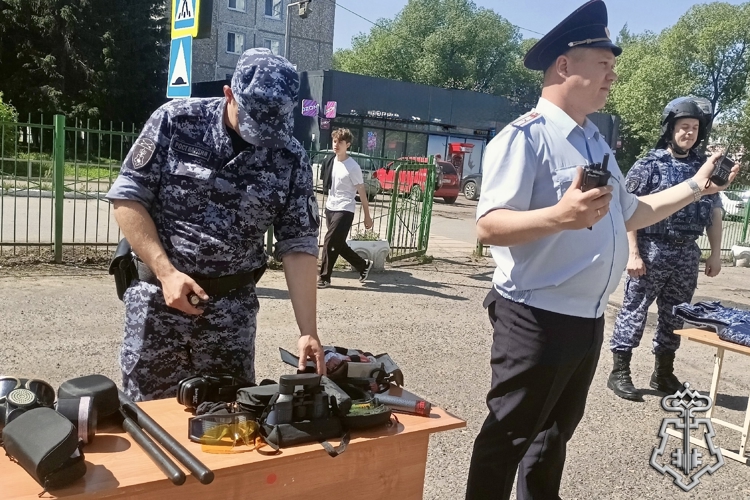 Сотрудники Росгвардии провели урок мужества для школьников в Омской области