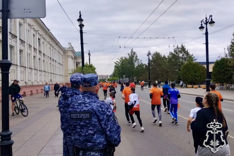 Сотрудники Росгвардии обеспечили безопасность на всероссийском полумарафоне в Омске