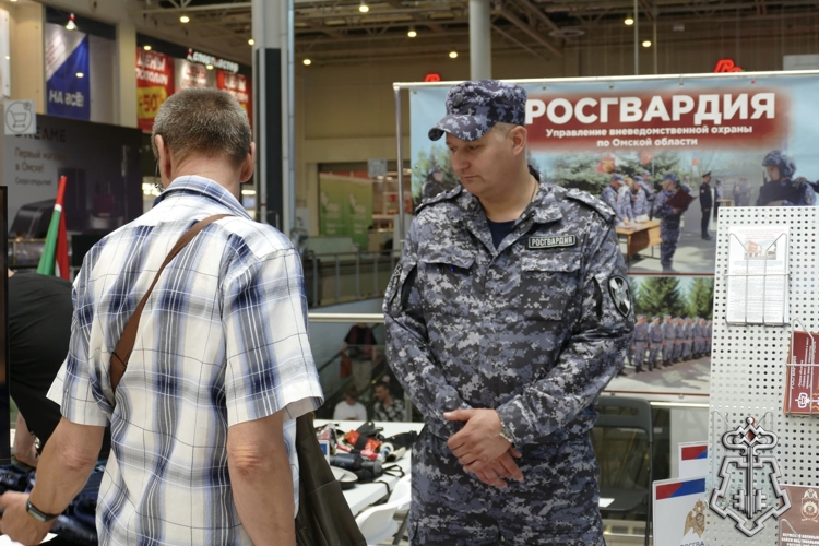 Росгвардия Омской области представила вакансии на ярмарке трудоустройства