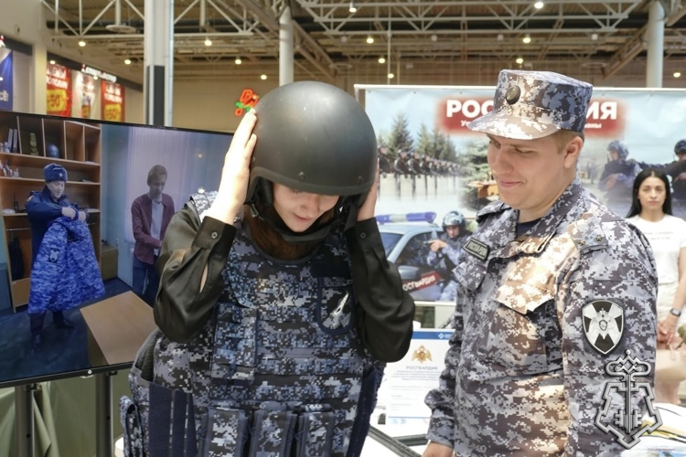 Росгвардия Омской области представила вакансии на ярмарке трудоустройства