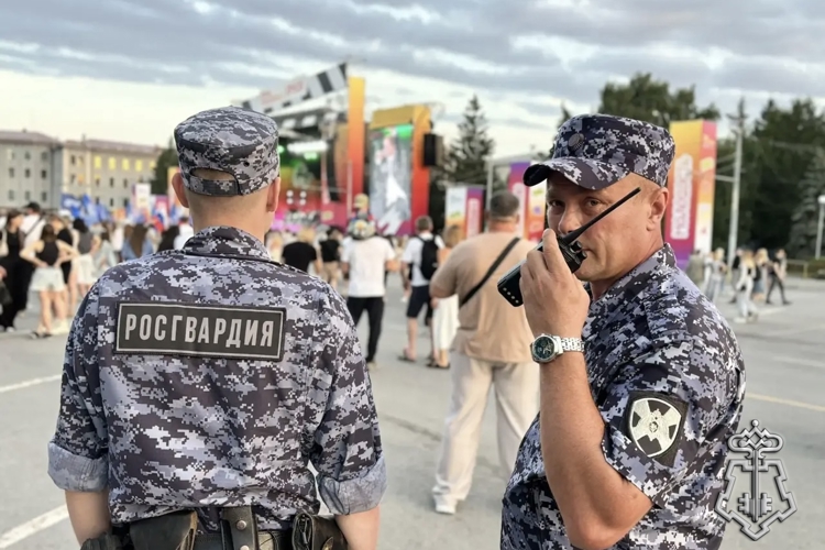 Сотрудники Росгвардии обеспечили правопорядок на Дне молодежи и выпускных вечерах в Омской области