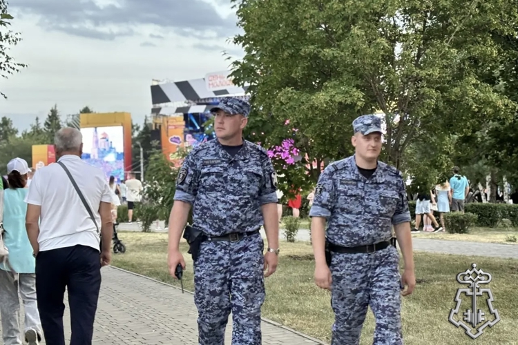 Сотрудники Росгвардии обеспечили правопорядок на Дне молодежи и выпускных вечерах в Омской области