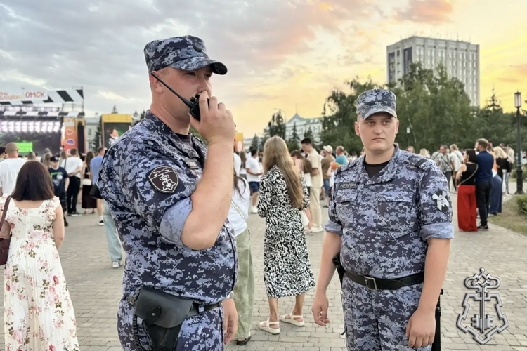 Сотрудники Росгвардии обеспечили правопорядок на Дне молодежи и выпускных вечерах в Омской области