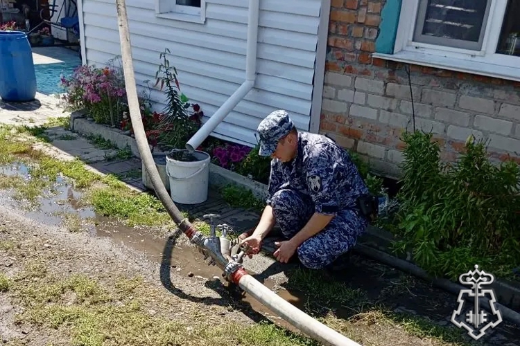 В Омской области экипаж Росгвардии помог ликвидировать пожар в жилом доме