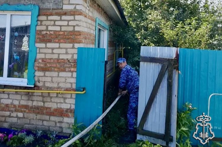 В Омской области экипаж Росгвардии помог ликвидировать пожар в жилом доме