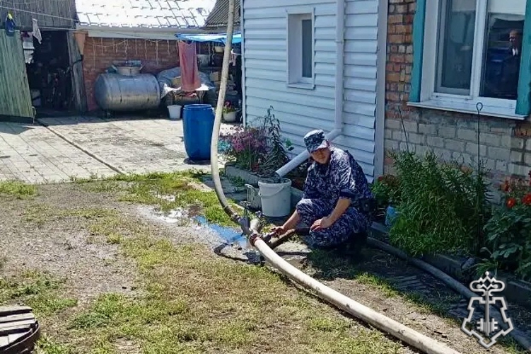 В Омской области экипаж Росгвардии помог ликвидировать пожар в жилом доме