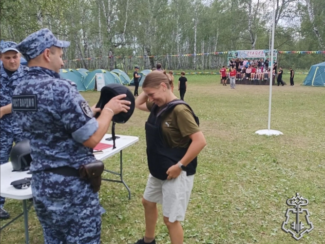 «Каникулы с Росгвардией»: сотрудники вневедомственной охраны навестили детские оздоровительные лагеря в трех районах Омской области