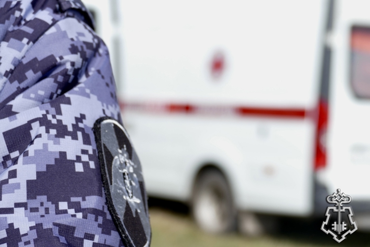 Росгвардия продолжает обеспечивать безопасность медиков в Омской области