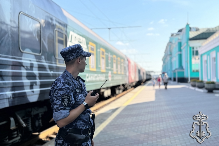 Росгвардия обеспечила безопасность уникального передвижного музея «Поезд Победы» в Омске