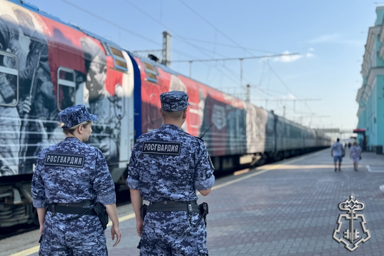 Росгвардия обеспечила безопасность уникального передвижного музея «Поезд Победы» в Омске