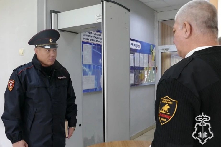 Накануне единого дня голосования сотрудники Росгвардии провели проверки избирательных участков в Омской области