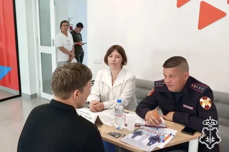 Сотрудники Росгвардии рассказали о работе во вневедомственной охране на Ярмарке вакансий в Омске